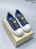 Navy Fendi slip-on sneakers displayed on a shoebox, showing the front logo patches, pull tabs, and white soles; image text lists style code 2607GDD609A19 and sizes 39–44.