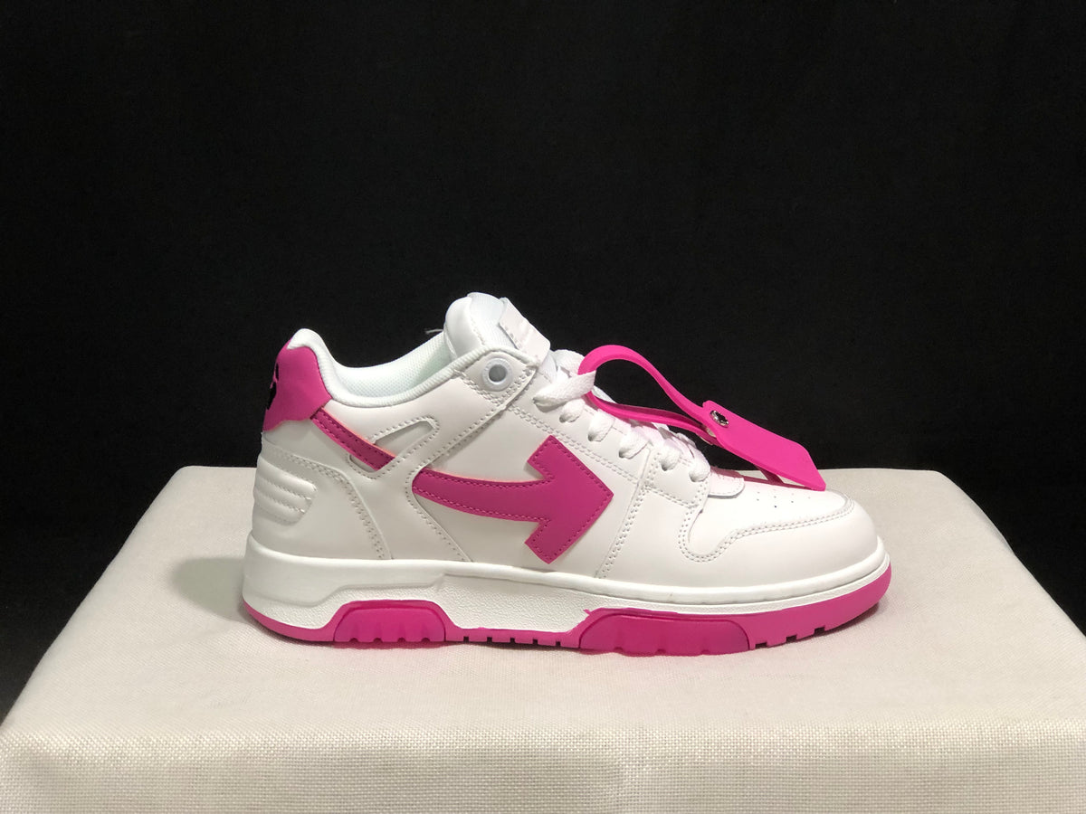 Single side profile of the white and pink low-top sneaker with a detachable pink tag.