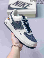 Close-up of a white low-top sneaker with dark patterned panels, dark blue Swoosh, dark laces, and a dark outsole; image text shows style code 2607JDD1359A19 and size range 36-45.