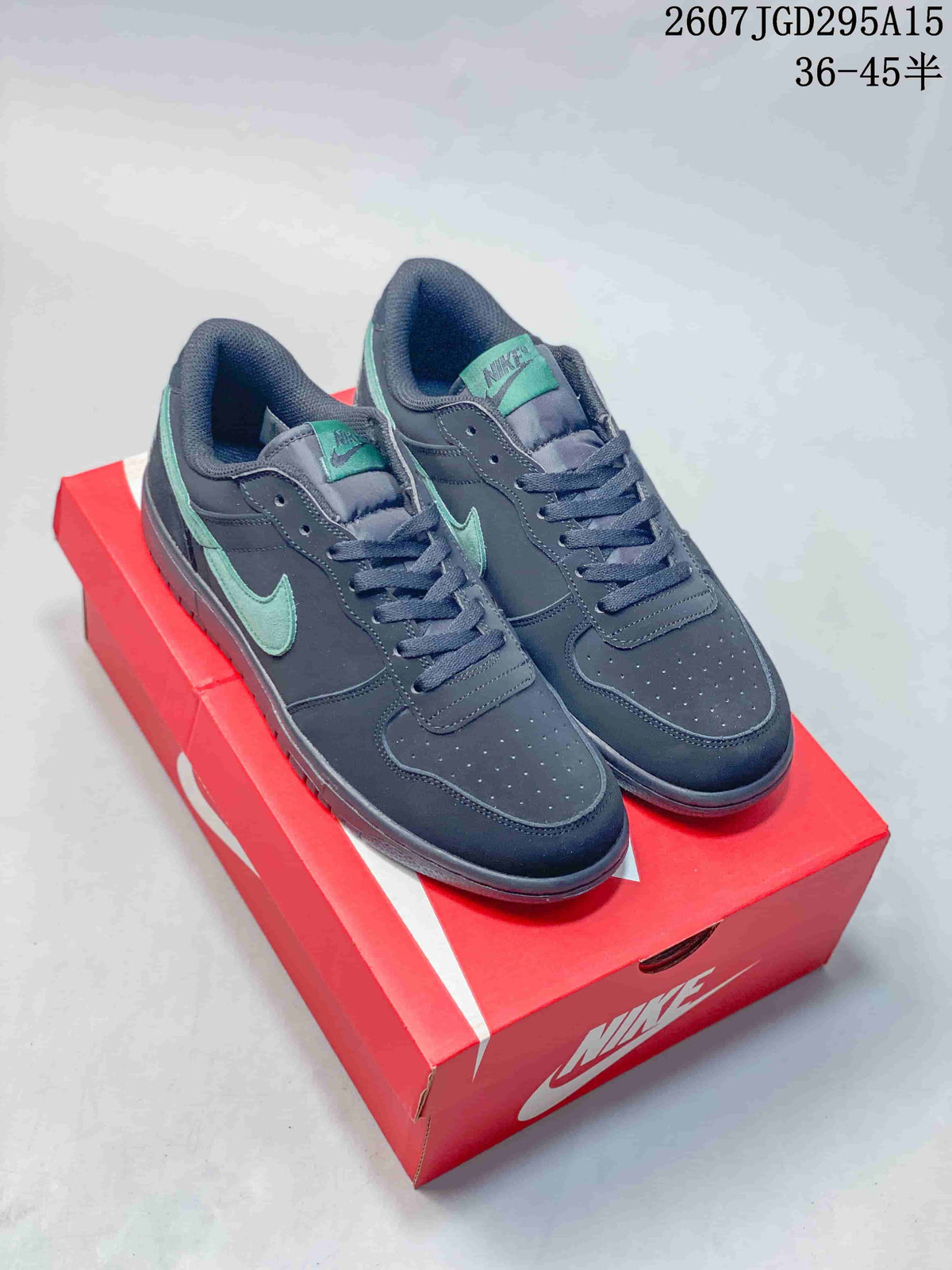 Pair of black and mint-green Nike SB Dunk Low Pro sneakers displayed on a red shoe box; source text shows style code 2607JGD295A15 and size range 36–45 half.