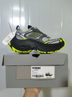 Side profile of the sneaker displayed on its box; the box label shows style reference 0121, color information and a photographed size of C 37.