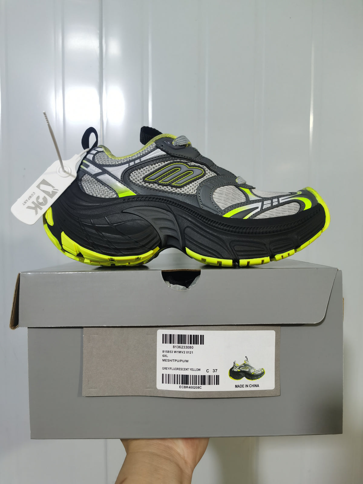 Side profile of the sneaker displayed on its box; the box label shows style reference 0121, color information and a photographed size of C 37.