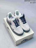 Pair of white and navy Nike Air Force 1 low-top sneakers displayed on a shoebox; image text shows style code 2607GGD1151A21 and size range 36–45.5.