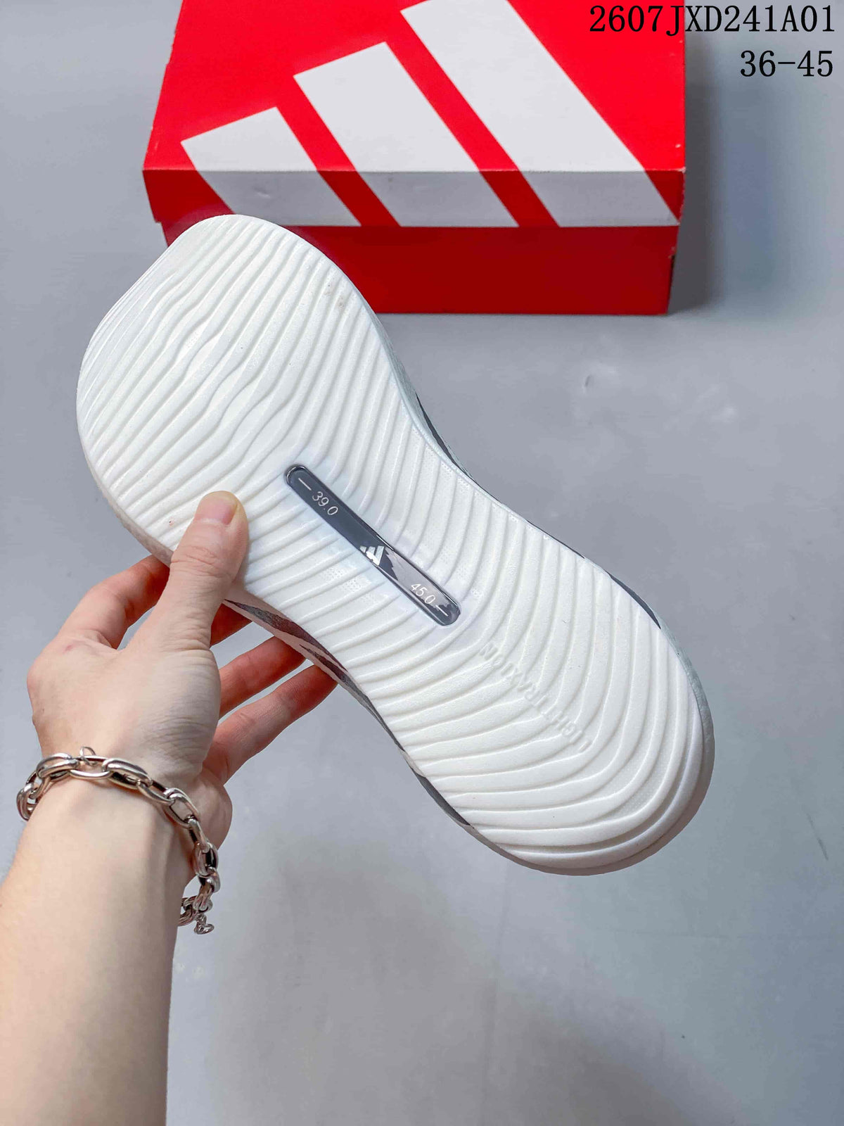 Close-up of the ridged outsole; the photographed shoe is marked EU 39 and 46.5 on the sole label