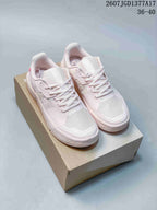 Pair of white and pale pink On THE Roger Clubhouse sneakers displayed on a shoebox; style code 2607 JGD1377A17 and size range 36–40 are visible.