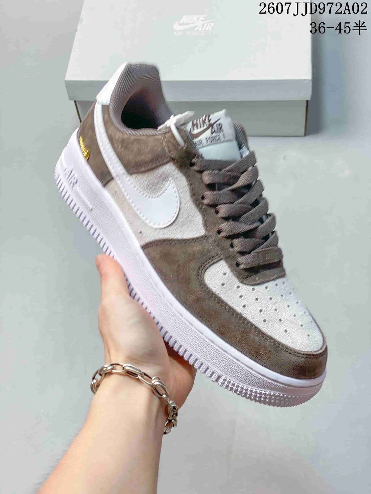 Angled close view of the brown and white low-top sneaker; image overlay states 36–45.5 and JD972A02.