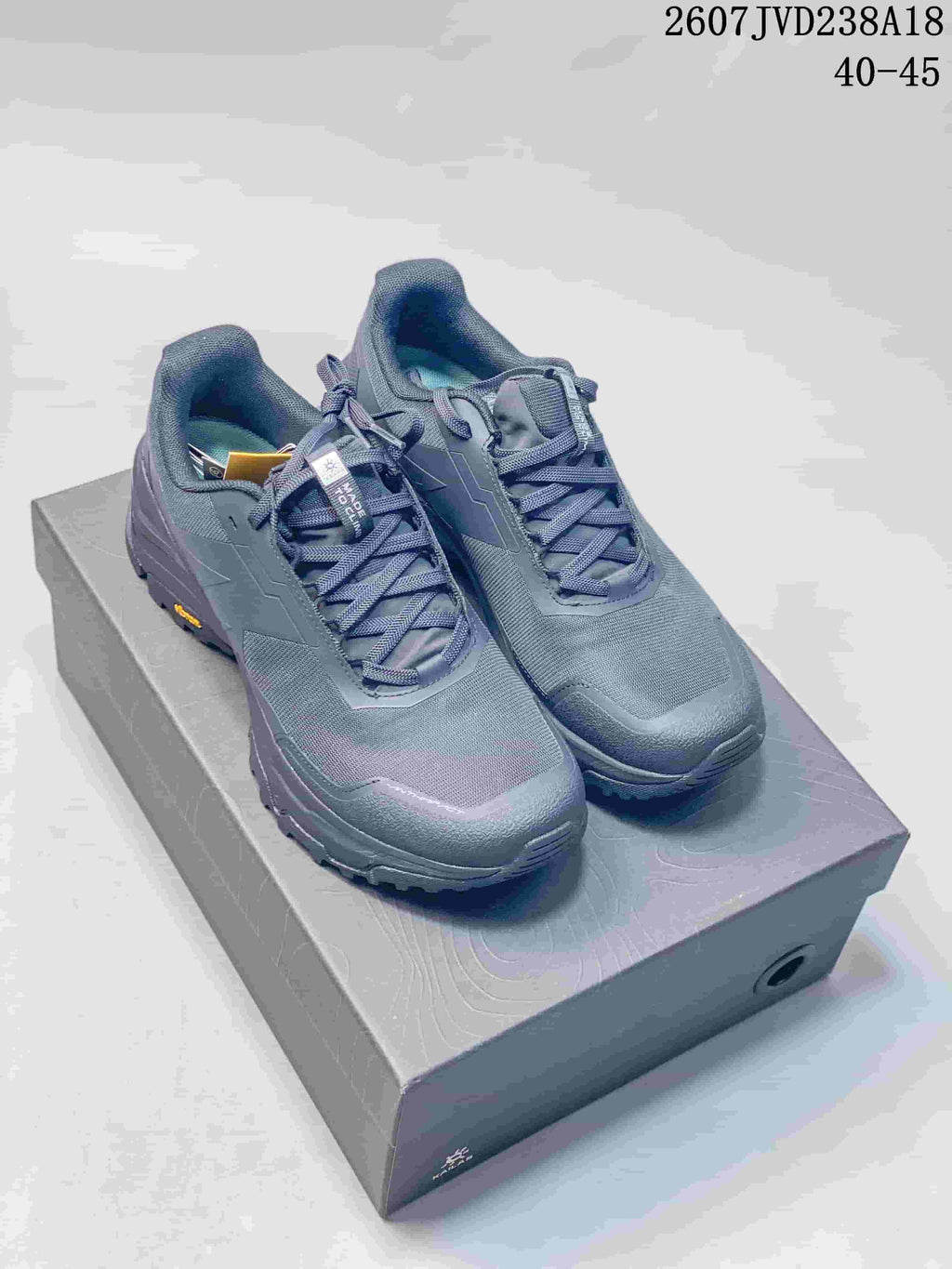 Pair of dark gray Kailas low-top hiking shoes displayed on a shoebox, with model code 2607JVD238A18 and size range 40–45 visible above.