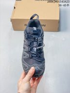 Top view of a dark Salomon shoe showing its quick-lace system and tongue; image overlay lists sizes 36–45.5.