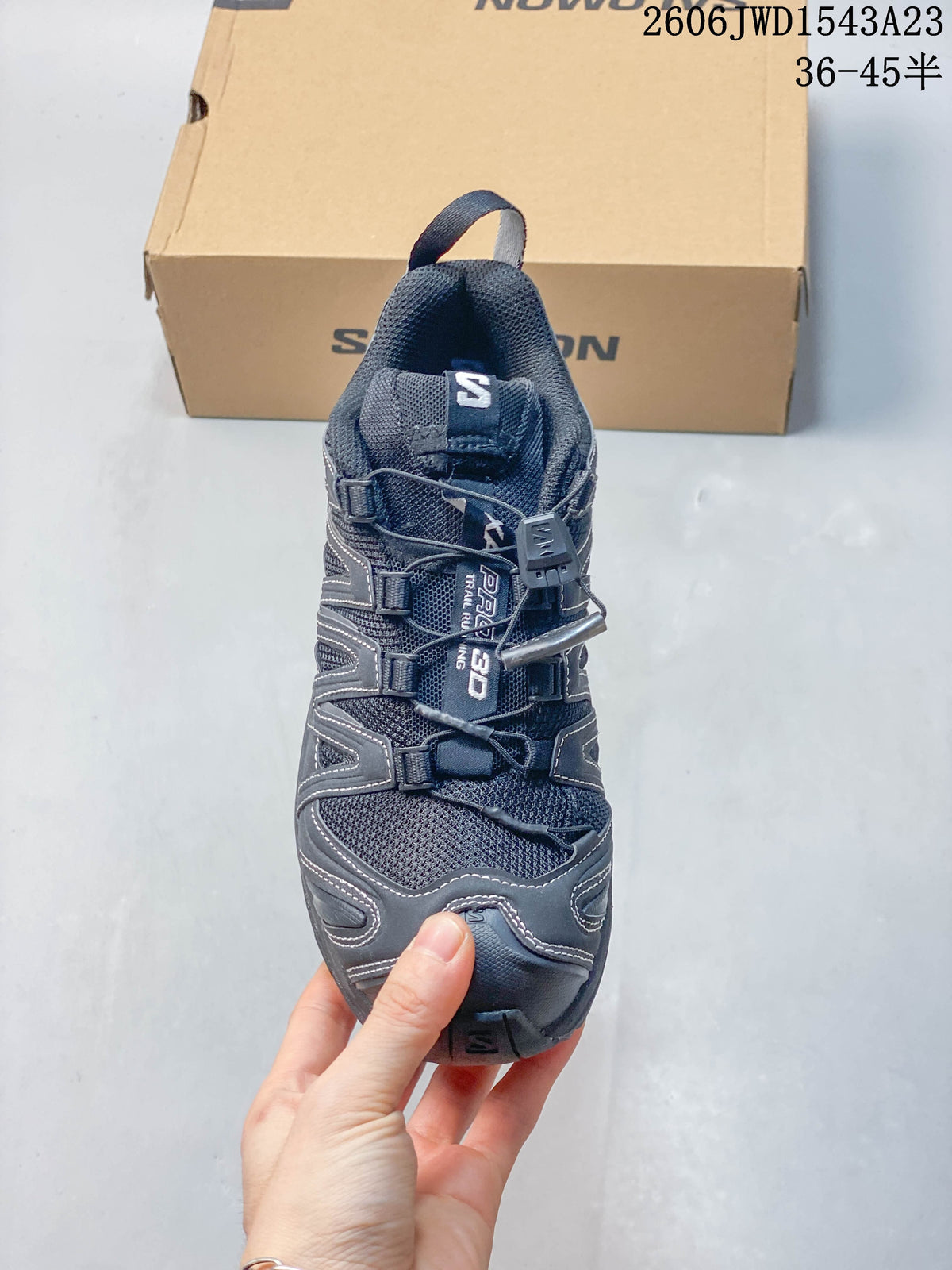 Top view of a dark Salomon shoe showing its quick-lace system and tongue; image overlay lists sizes 36–45.5.
