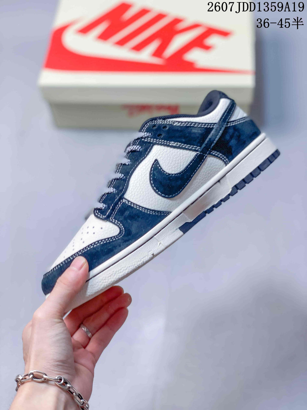 Side view highlighting the navy overlays, white mid-panel, Swoosh branding, and layered sole.