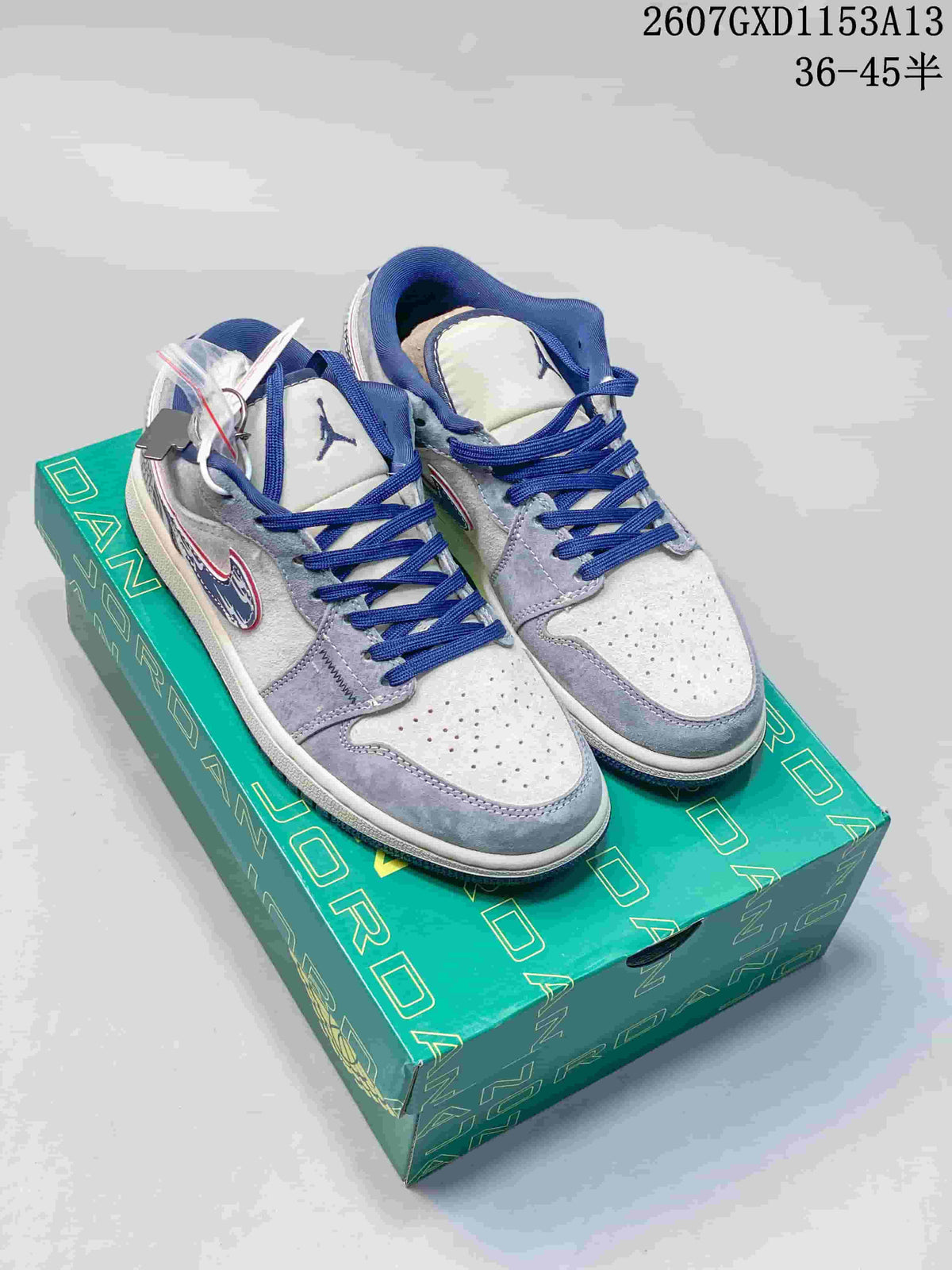 Pair of grey, white and blue Nike SB Dunk Low sneakers displayed on a green presentation box; overlay text shows 36–45 sizing.