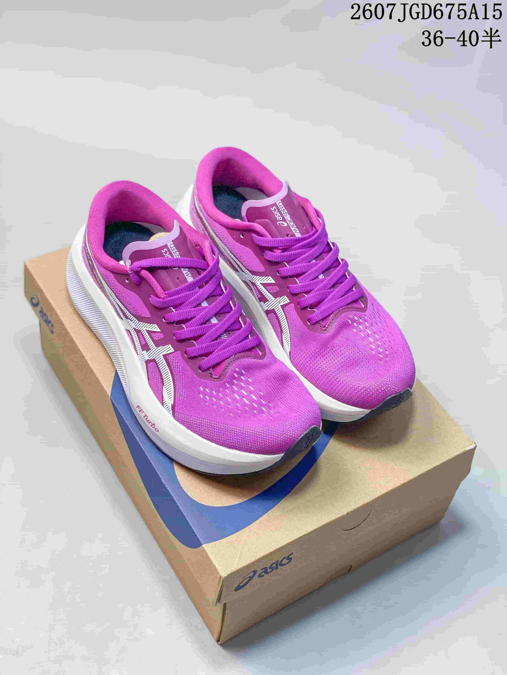 Pair of purple ASICS Magic Speed running shoes displayed on an ASICS shoe box; the image overlay shows style code 2607JGD675A15 and sizes 36–40.