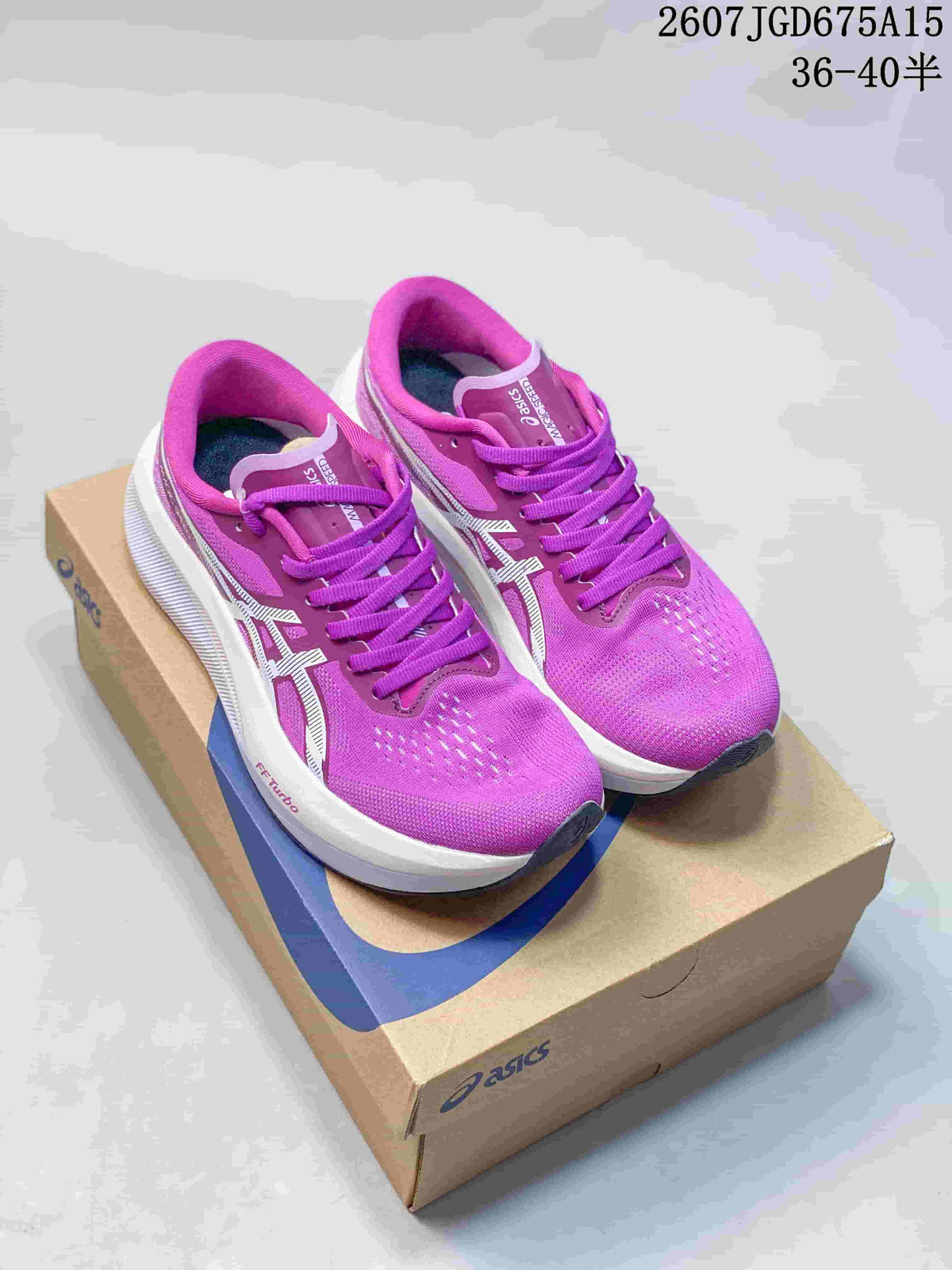 Pair of purple ASICS Magic Speed running shoes displayed on an ASICS shoe box; the image overlay shows style code 2607JGD675A15 and sizes 36–40.