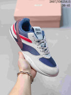 Three-quarter view of a white and navy low-top sneaker with red and burgundy side accents, gray laces, a logo tongue and a white outsole; image text shows style code 2607JYD625A15 and size range 36–45.
