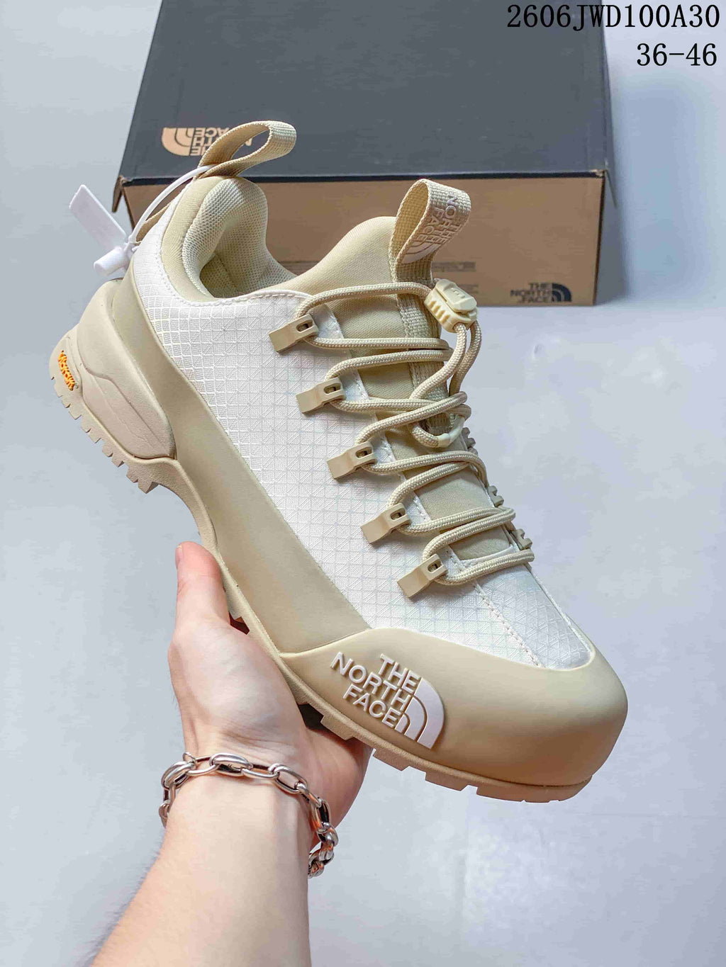 Cream low-top The North Face Glenclyffe shoe with lace-up closure and lugged outsole.