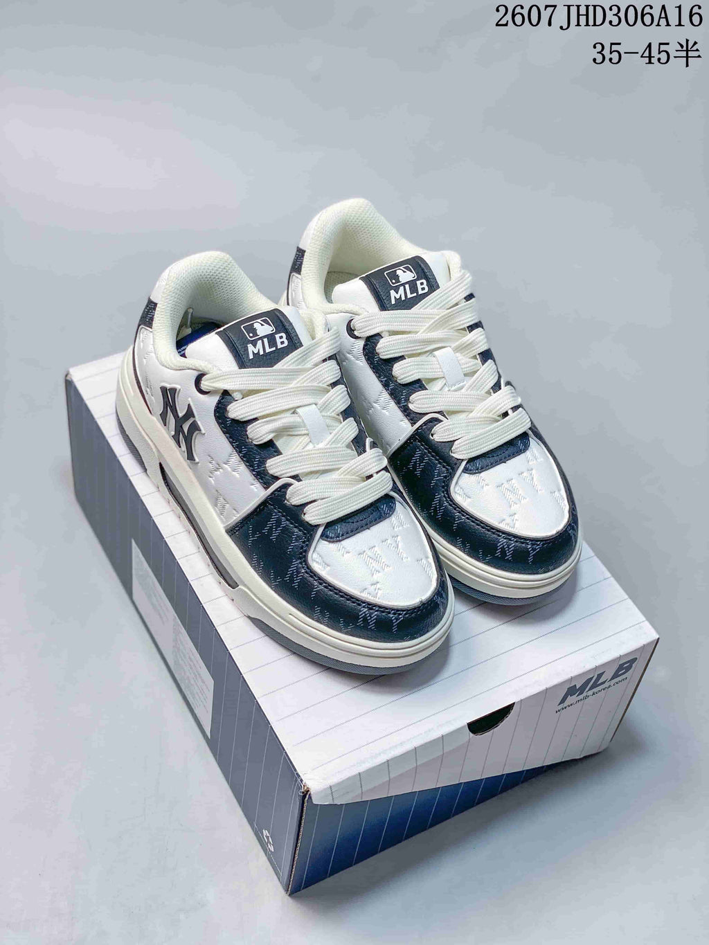 Pair of white and navy MLB Chunky Liner low-top sneakers displayed on a branded shoe box; style code 2607JHD306A16 and size range 35–45 are visible.
