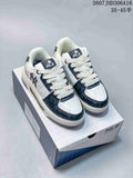 Pair of white and navy MLB Chunky Liner low-top sneakers displayed on a branded shoe box; style code 2607JHD306A16 and size range 35–45 are visible.