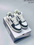 Pair of white and navy MLB Chunky Liner low-top sneakers displayed on a branded shoe box; style code 2607JHD306A16 and size range 35–45 are visible.