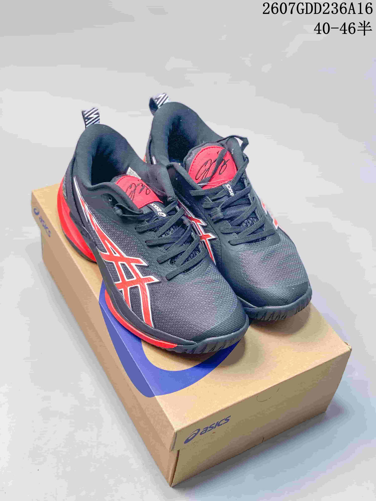 Black ASICS SWIFTACE YUKI basketball shoes with red accents displayed on an ASICS shoe box.