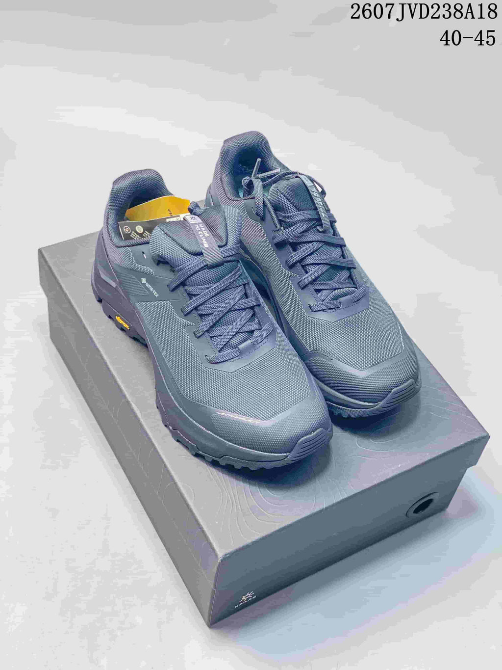 Pair of dark gray KAILAS low-top hiking shoes displayed on a shoebox; model code 2607JVD238A18 and size range 40–45 are visible.