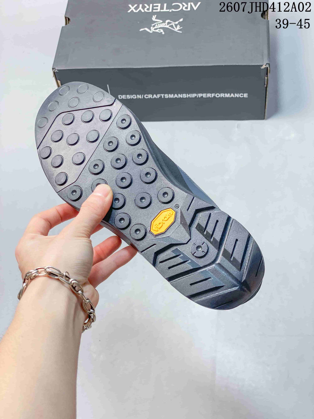 Underside of a grey shoe showing a patterned outsole and yellow Vibram badge; image text shows sizes 39–45.