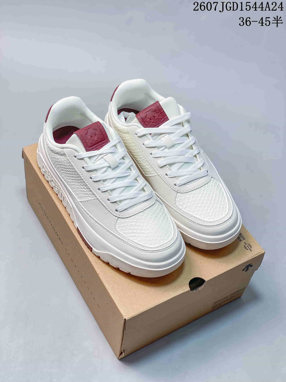 Pair of white DESCENTE Dualis low-top sneakers displayed on a shoe box, with burgundy tongue panels and the style code visible above.
