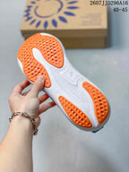 Underside view of the shoe showing a white outsole with orange rubber traction sections and circular cutout details; image text shows size range 40–45.