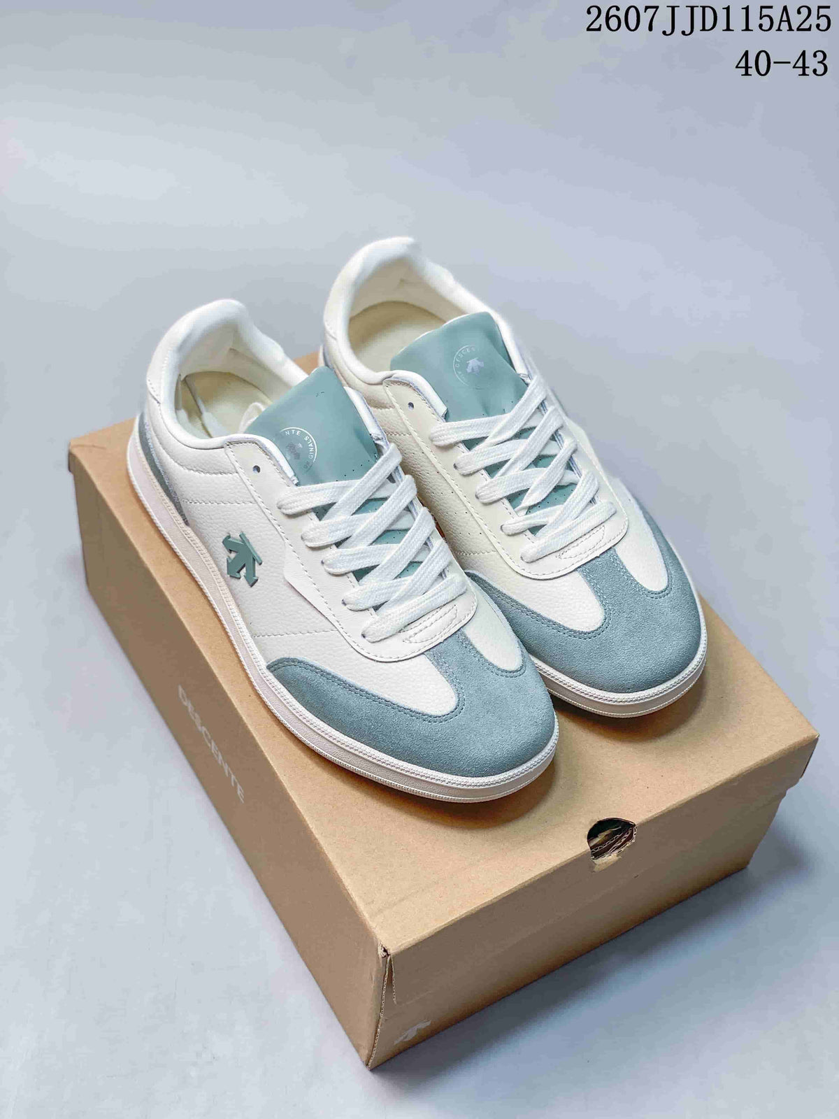 Pair of white and light blue DESCENTE low-top sneakers displayed on a shoebox, with the source size range 40–43 visible above.