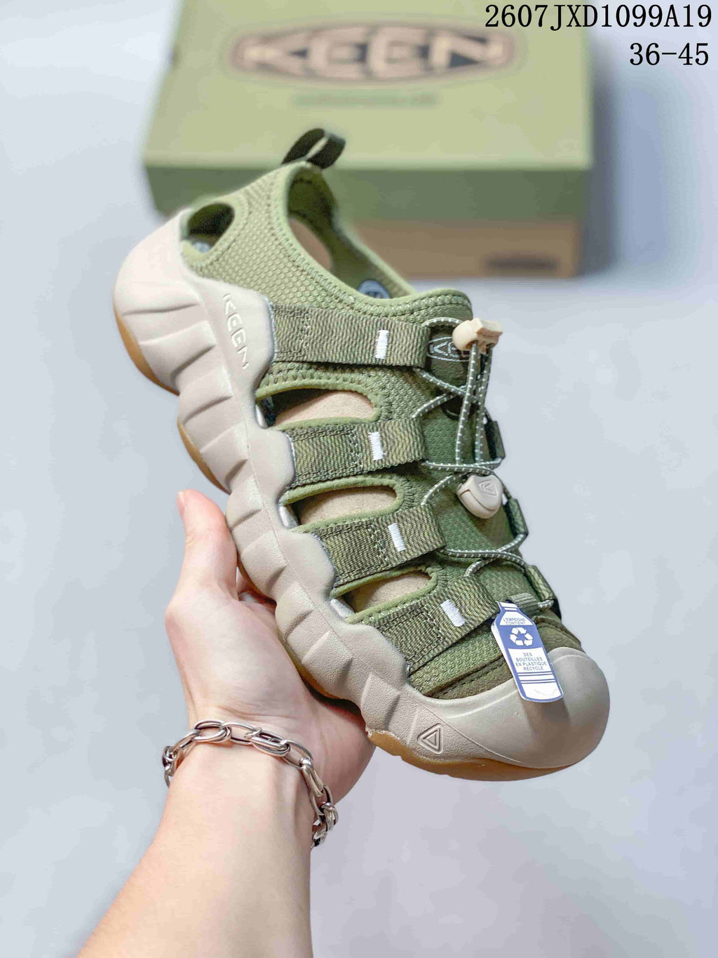 Olive green and beige Keen sandal with adjustable straps, quick-lacing hardware and a protective toe bumper; the image includes the size range 36–45.