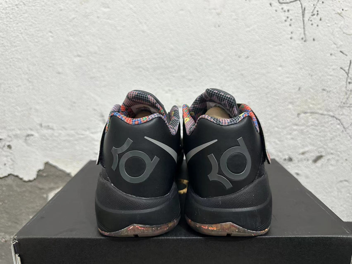 Rear view of black basketball shoes with patterned collars and KD-style heel branding.