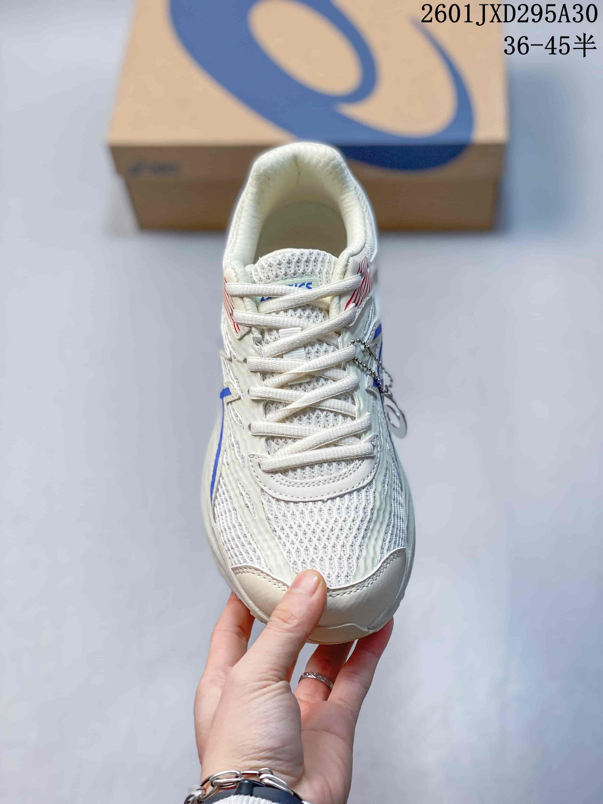Top view of the shoe showing its laces and mesh-look upper; image text gives a 36–45.5 size range.