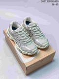 Pair of pale mint and gray ASICS Gel-Cumulus 16 sneakers displayed on a shoebox; overlay text shows style code 2607TGD295A05 and size range 36–45.