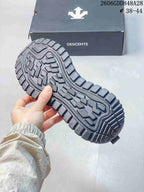Close view of the shoe's lugged outsole beside a DESCENTE box; image states sizes 38–44 and style code 2606GDD848A28.