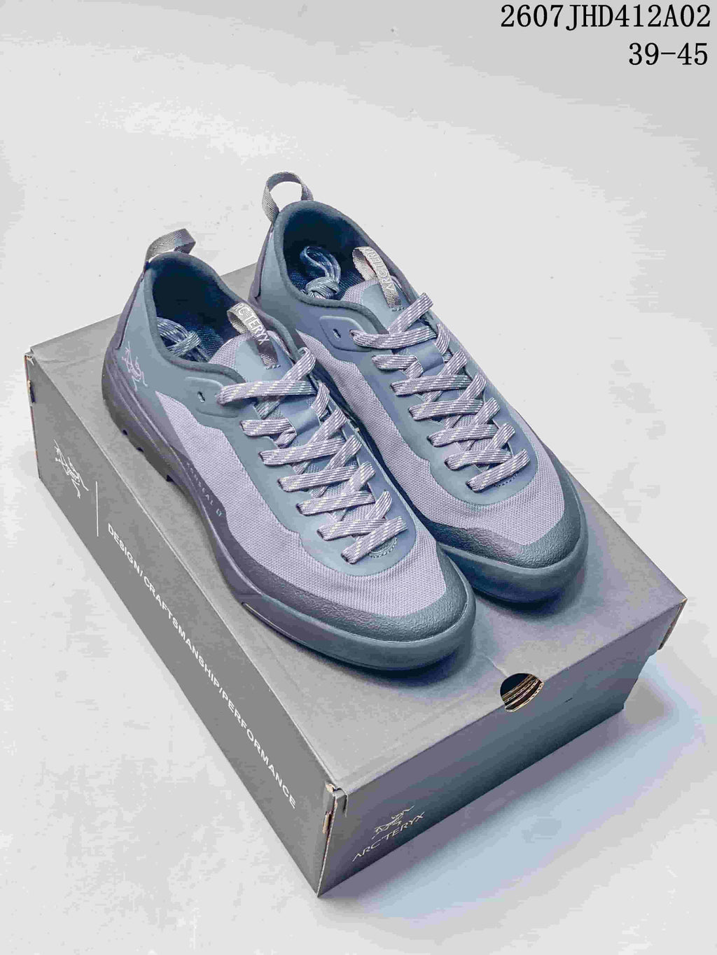 Pair of grey Arc'teryx Konseal LT W lace-up shoes displayed on a shoebox; image text shows sizes 39–45.