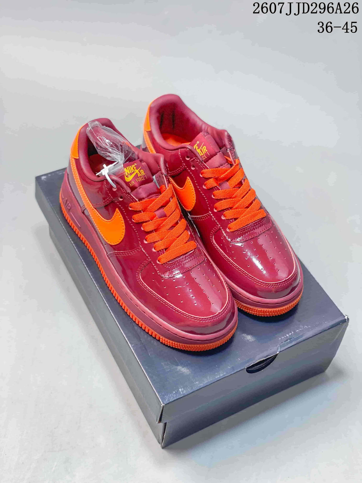 Pair of burgundy and orange low-top Nike Air Force 1 sneakers displayed on a shoebox; overlay text shows style reference 2607JJD296A26 and size range 36–45.
