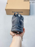 Rear view of a dark Salomon shoe showing heel panels and branding; image overlay lists sizes 36–45.5.