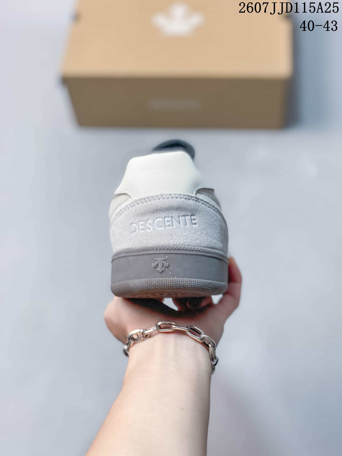 Rear view showing DESCENTE branding on the heel and the navy heel detail