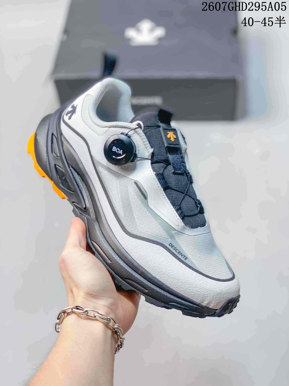 Angled close view of the white and gray sneaker showing the BOA dial, layered upper, padded collar, and orange outsole accents; style code 2607GHD295A05 and size range 40–45 are overlaid.