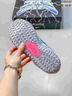 Close-up of the patterned outsole with a pink central detail.