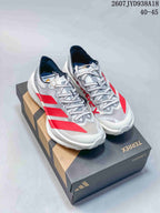 Pair of white and red Adidas-branded running shoes displayed on a shoebox; image overlay shows product code 2607JYD938A18 and size range 40–45.