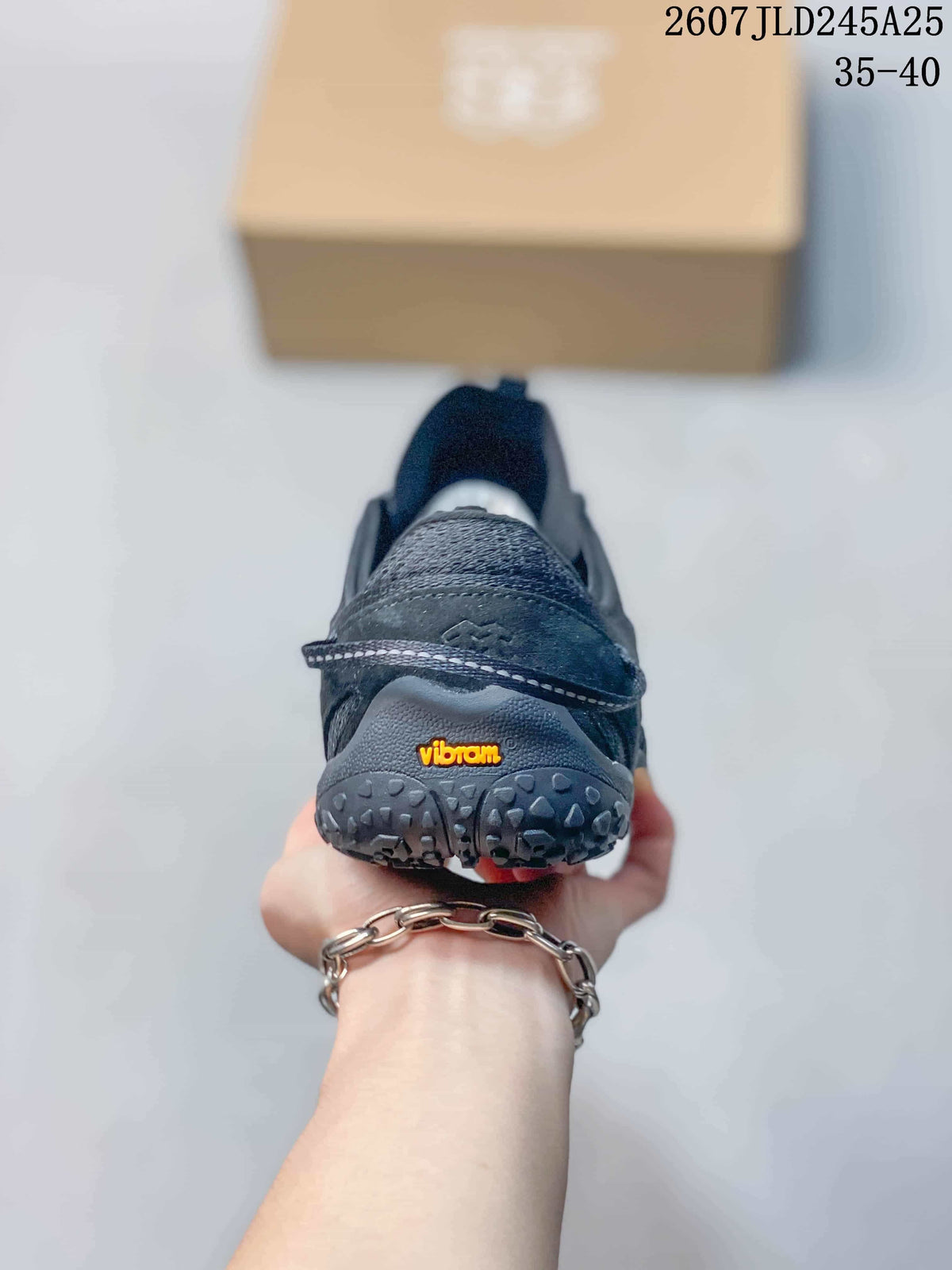 Rear view of a black sneaker showing the heel pull tab, layered heel construction and Vibram outsole mark; the image shows the text 2607JLD245A25 and size range 35–40.