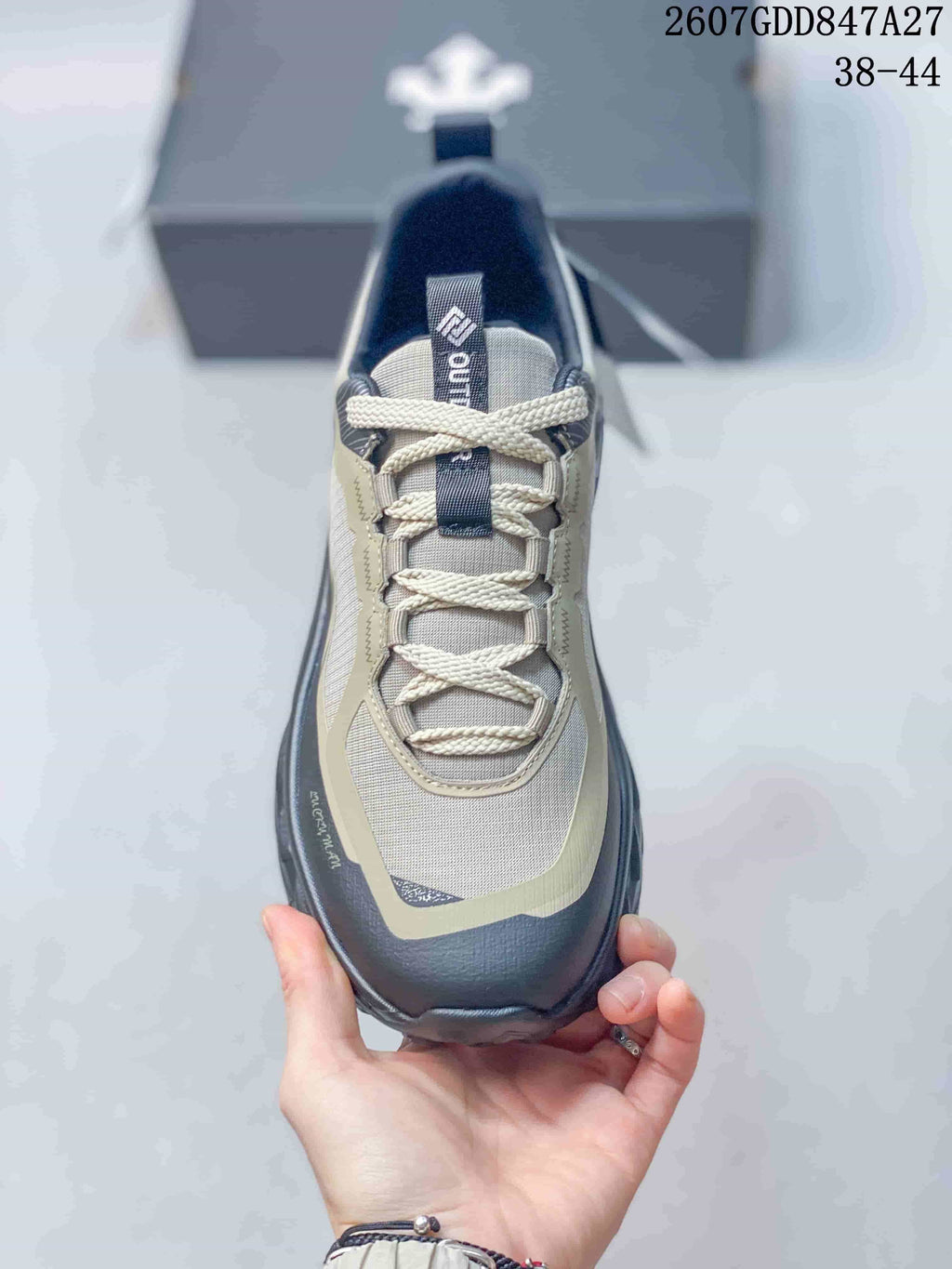Top-down view of the sneaker showing woven laces, tongue branding and a contrasting toe area; overlay text shows 2607GDD847A27 and size range 38–44.