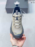 Top-down view of the sneaker showing woven laces, tongue branding and a contrasting toe area; overlay text shows 2607GDD847A27 and size range 38–44.