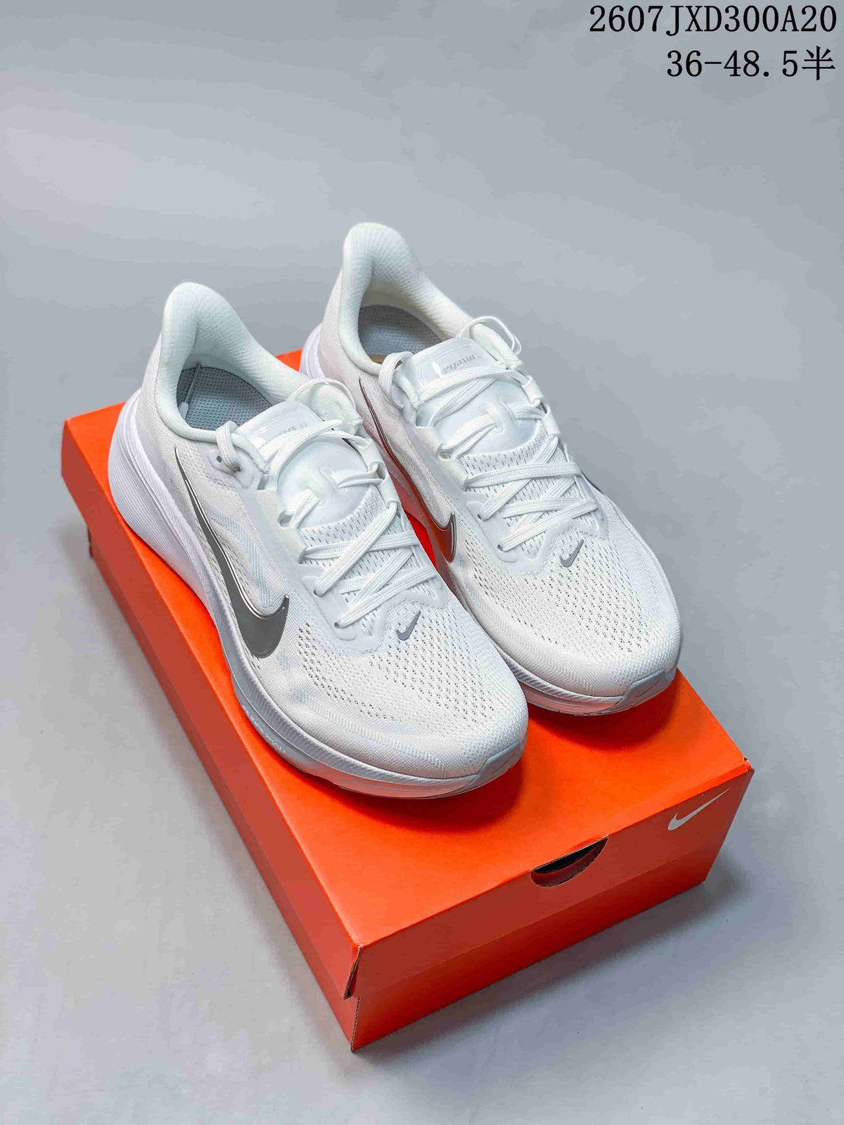 Pair of white Nike Air Zoom Pegasus 42 sneakers displayed on an orange shoebox; image text shows code 2607JXD300A20 and size range 36–48.5.