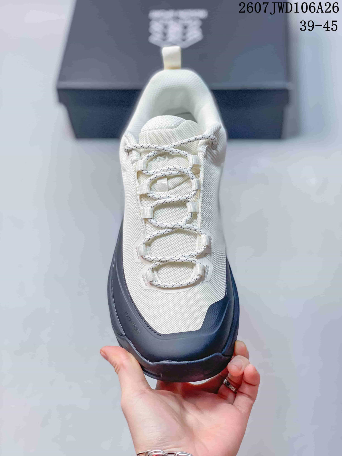 Top view of the cream lace-up shoe with patterned laces and black toe protection, with source text showing 2607JWD106A26 and sizes 39–45.