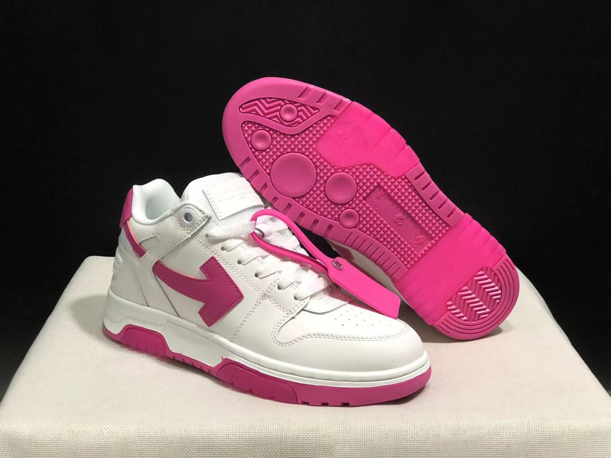 White and pink low-top sneakers shown from a front and outsole view, highlighting the pink tread and detachable tag.