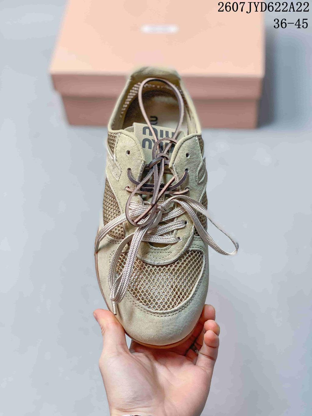 Top view of the sneaker showing the rounded toe, mesh vamp, layered lace area, and contrasting laces; image text shows 2607TYD622A22 and 36–45.