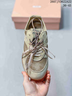Top view of the sneaker showing the rounded toe, mesh vamp, layered lace area, and contrasting laces; image text shows 2607TYD622A22 and 36–45.