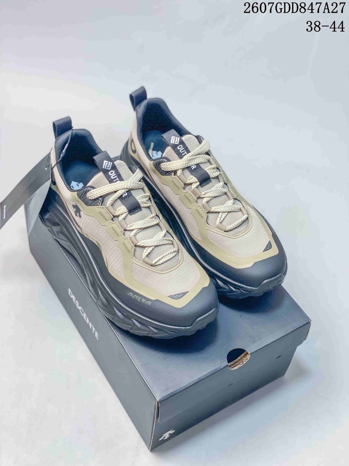 Pair of beige, navy and black DESCENTE low-top hiking sneakers displayed on a shoebox; overlay text shows 2607GDD847A27 and size range 38–44.