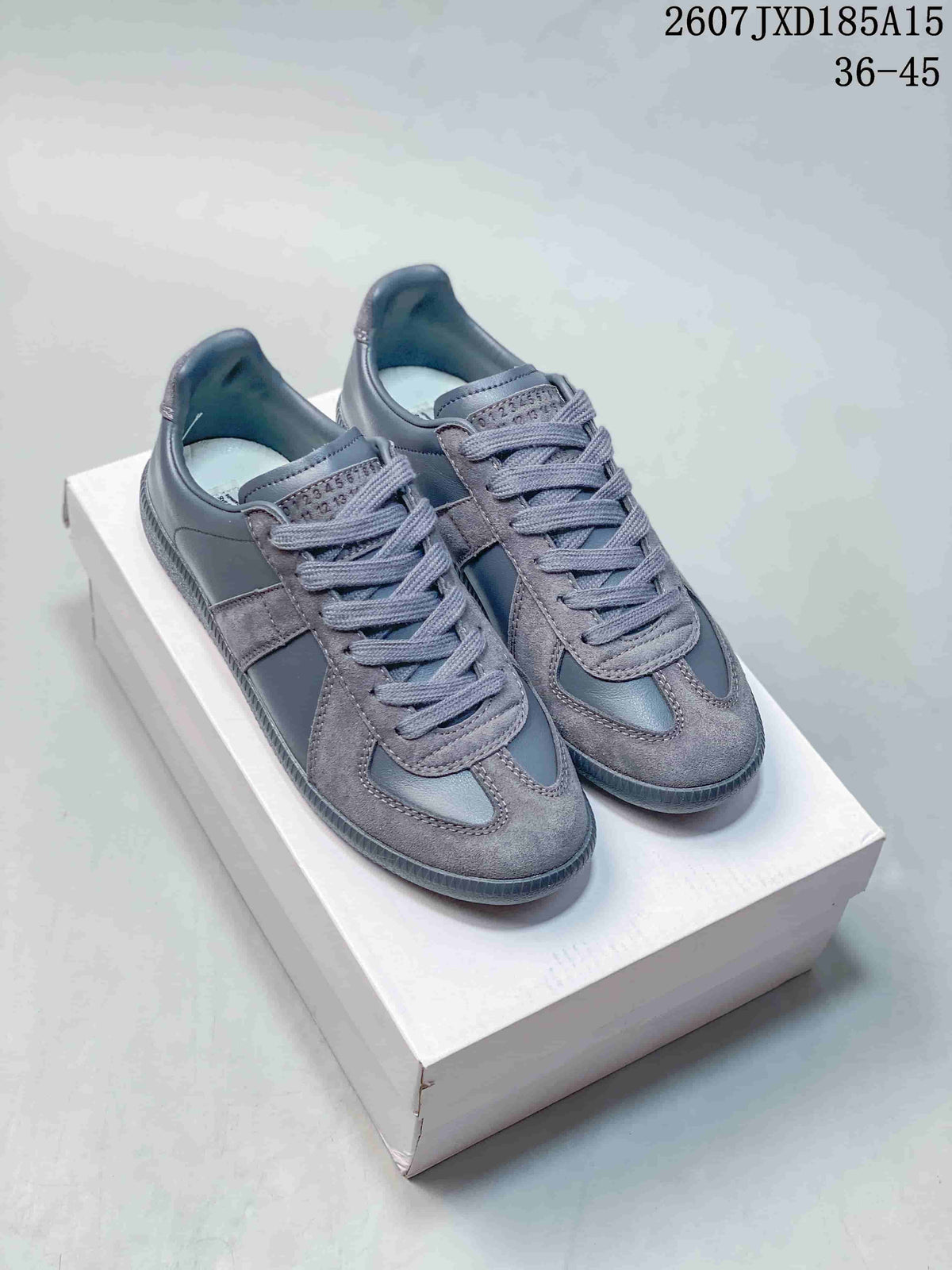 Gray low-top sneakers with tonal laces and layered panel details displayed on a box; image text shows code 2607JXD185A15 and sizes 36–45.
